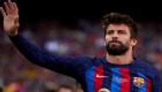بـ5 مراسم.. كيف كرّم برشلونة بيكيه في مباراته الأخيرة؟ (صور)