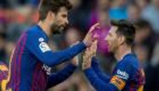 مفاجأة في برشلونة.. هل اعتزل بيكيه بسبب ميسي؟