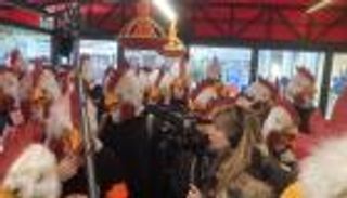 "الديك الفرنسي" غاضب من سلسلة مطاعم شهيرة.. احتجاج صاخب بباريس (صور)