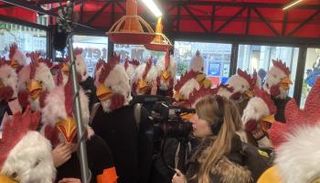 نشطاء فرنسيون يرتدون أقنعة الدجاج بباريس