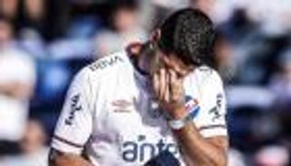 بالدموع والدوري الـ49.. لويس سواريز يودع ناديه الأم بعد 100 يوم (صور)