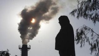 دخان يتصاعد من مدخنة في مصنع لمعالجة القمامة شمال الهند في 2010 - رويترز