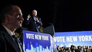 بايدن في تجمع انتخابي بنيويورك- رويترز