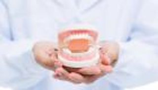 تراكم الجير على طقم الأسنان.. تحذير لكبار السن