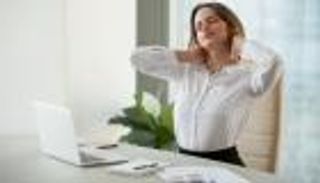 احذر طقطقة الرقبة.. إنذار بإصابة خطيرة