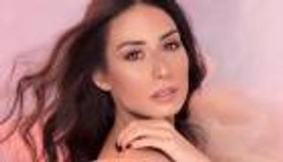 ترقص وتغني على المسرح.. إطلالة هبة طوجي تكشف عن حملها الثاني