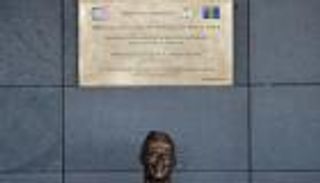 انضم لصلاح ورونالدو.. ماني يدخل قائمة أغرب تماثيل كرة القدم (صور)