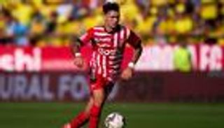 من هو أرناو مارتينيز أحدث أهداف برشلونة الشتوية؟