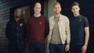 الأمير ويليام يداعب ذكريات كروية مع هارى كين وديكلان رايس