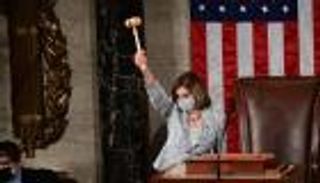 "رأس" زوجها ومستقبلها السياسي.. بيلوسي بين مطرقتين