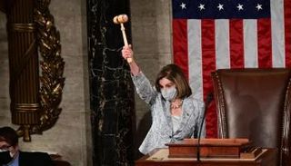 نانسي بيلوسي ترفع مطرقة مجلس النواب
