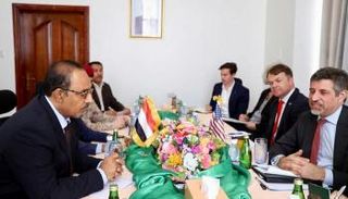 جانب من لقاء الوفد الأمريكي بمحافظ حضرموت