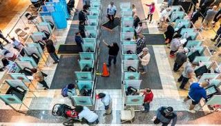 ناخبون يدلون بأصواتهم في انتخابات الكونغرس