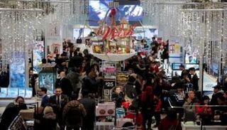 أشخاص يتسوقون في ميدان مايسي هيرالد في مانهاتن - رويترز