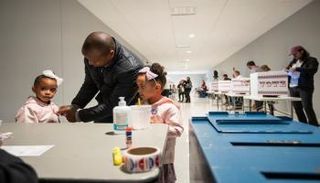 ناخبون يدلون بأصواتهم