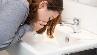 امرأة تتقيأ- أرشيفية