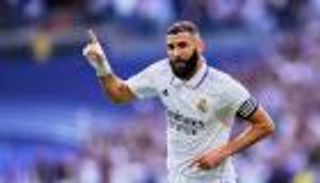 مستشهدا بـ"ميسي".. أسطورة ريال مدريد يتهم بنزيما بالهروب