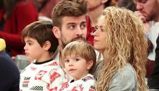 شاكيرا وبيكيه مع طفليهما