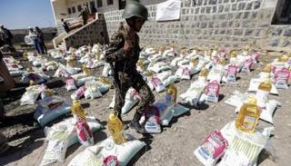 مسلح حوثي وسط مساعدات غذائية - أ.ف.ب