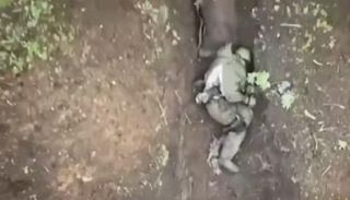 جندي روسي يختبئ في خندق من قنابل أوكرانية