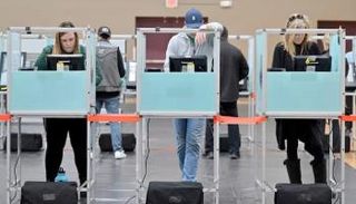 الأمريكيون يدلون بأصواتهم في انتخابات التجديد النصفي للكونغرس
