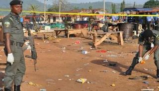 الشرطة النيجيرية في موقع هجوم سابق