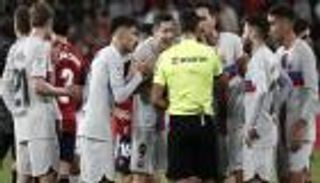 مهدد بالغياب 80 يوما.. ليفاندوفسكي يضع برشلونة في ورطة