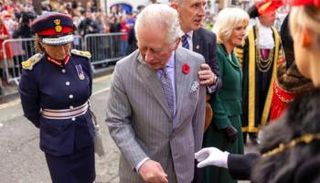 الملك تشارلز لحظة إلقاء البيض عليه