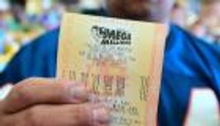 اشتراه من محل سوري.. أمريكي يربح يانصيب بقيمة ملياري دولار