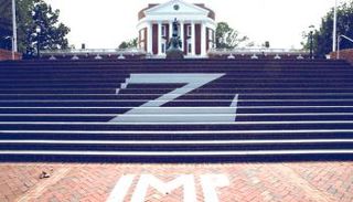 شعار مجتمع Z على سلالم جامعة فرجينيا