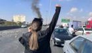 احتجاجات مهسا أميني.. غضب شعبي يتجدد وإيران تعتقل أجانب