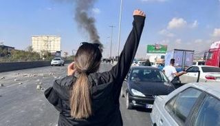 جانب من الاحتجاجات التي تجددت في مدن إيرانية عدة