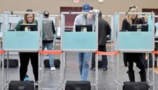 الأمريكيون يدلون بأصواتهم في انتخابات التجديد النصفي للكونغرس