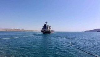 سفينة ترسو قرب ميناء قناء التجاري والنفطي في شبوة- أرشيفية