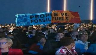 اللافتة التي رفعها المحتجون خلال كلمة بايدن