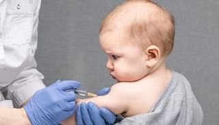 رضيع يتلقى التطعيم - أرشيفية