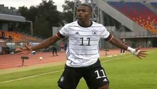 الألماني يوسوفا موكوكو لاعب بروسيا دورتموند