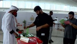 البحرينيون يدلون بأصواتهم في انتخابات