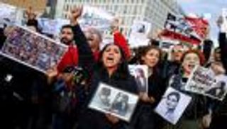 احتجاجات إيران.. انتفاضة نسائية وعداء للمحافظات الحدودية وإعدامات