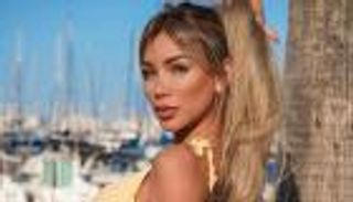 قرد يتحرش بملكة جمال ويصفعها