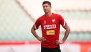 قبل كأس العالم.. أزمة تضرب بولندا بسبب "بودي جارد" ليفاندوفسكي