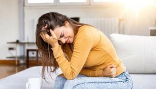 أعراض الإصابة بقرحة المعدة تتمثل في آلام البطن - أرشيفية