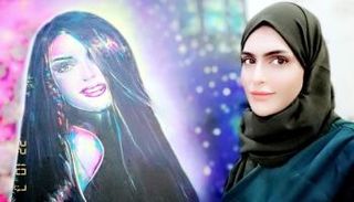 مريم الشملاوي مع إحدى لوحاتها - أرشيفية