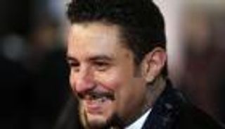 رقصات غريبة على السجادة الحمراء.. أحمد الفيشاوي في ظهور خاص بمهرجان القاهرة