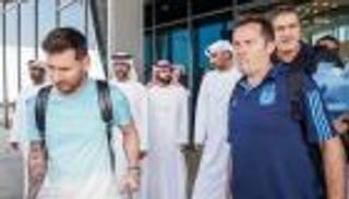 وصل إلى أبوظبي.. ميسي يبدأ حلم المونديال الأخير من الإمارات