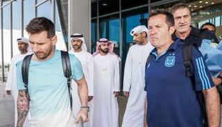 ميسي يصل إلى أبوظبي لبدء رحلة المونديال