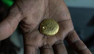 قطعة ذهب تزن حوالي 75 جرامًا في سوق العبيدية بالسودان