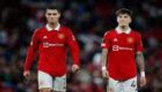 انقلب على رونالدو.. نجم مانشستر يونايتد يغازل ميسي قبل كأس العالم