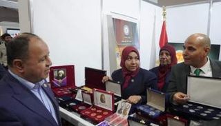 وزير المالية يتفقد معرض سك العملة 
