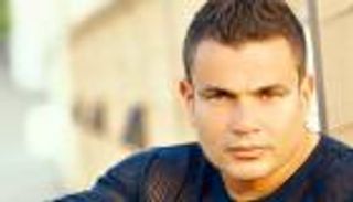 عمرو دياب يثير جدلا بارتدائه "حلق" في أذنه (صور)